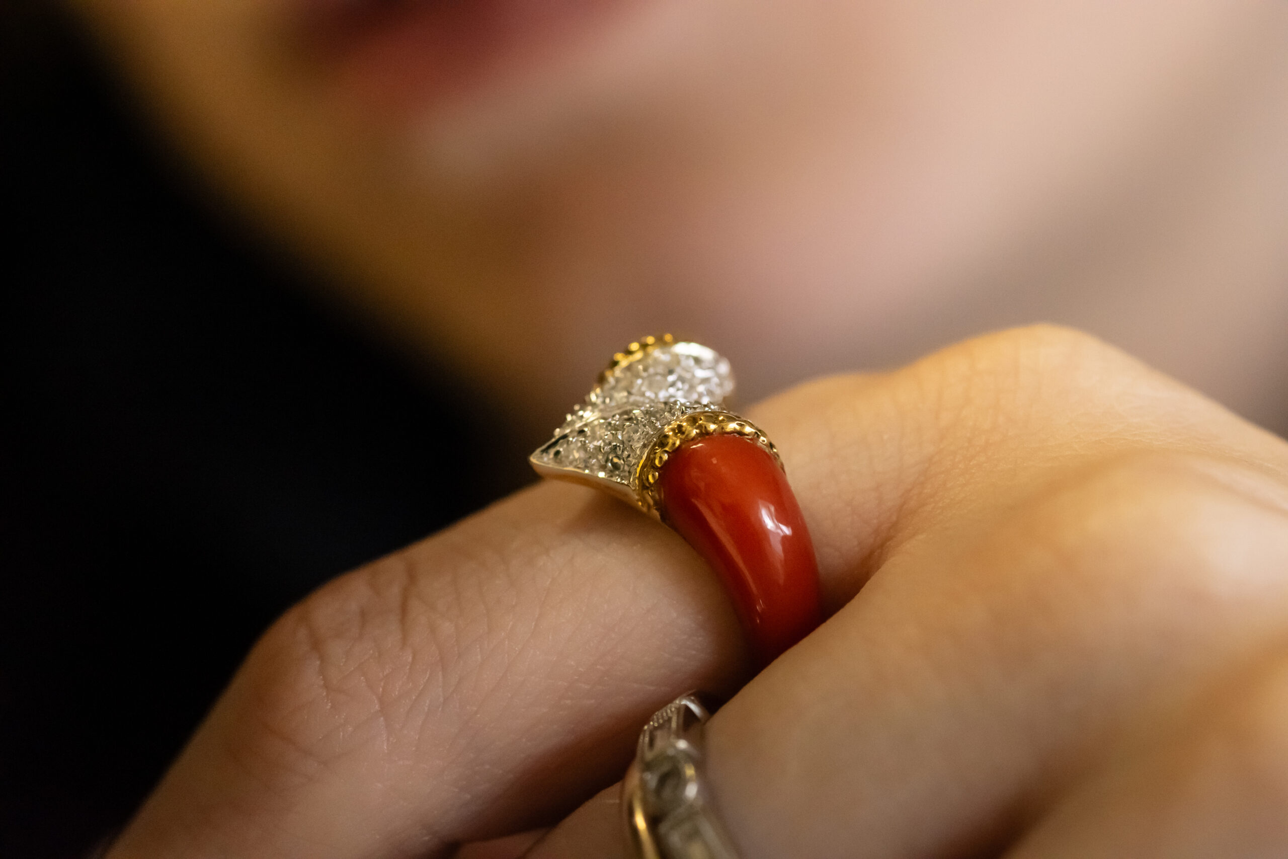 Ⓔ Coral & White Diamond V Ring