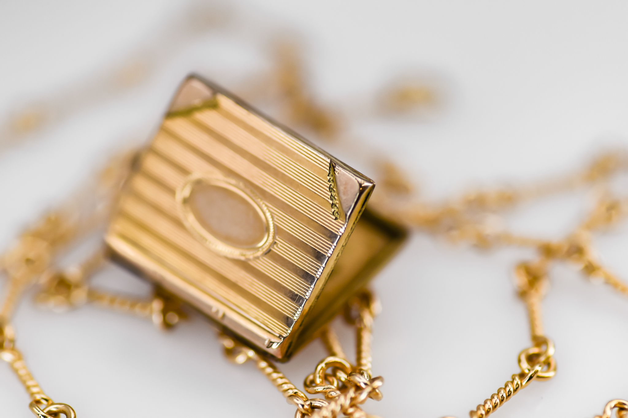 Ⓔ Vermeil Victorian Book Locket