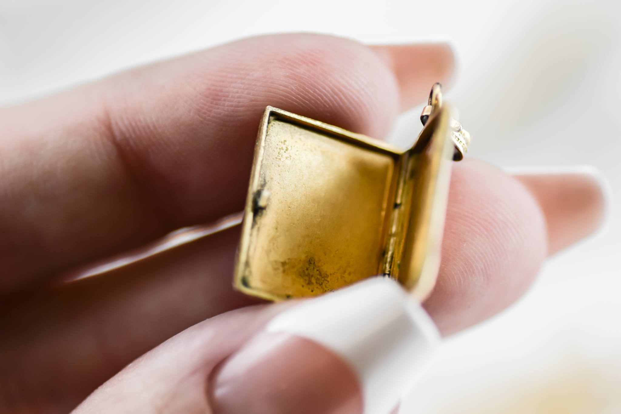 Ⓔ Vermeil Victorian Book Locket - Image 4