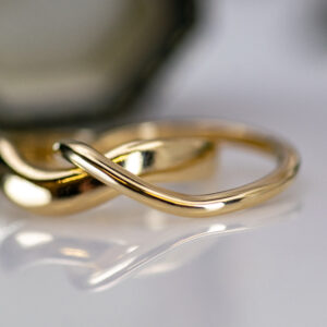 Essential Wavy Gold Band